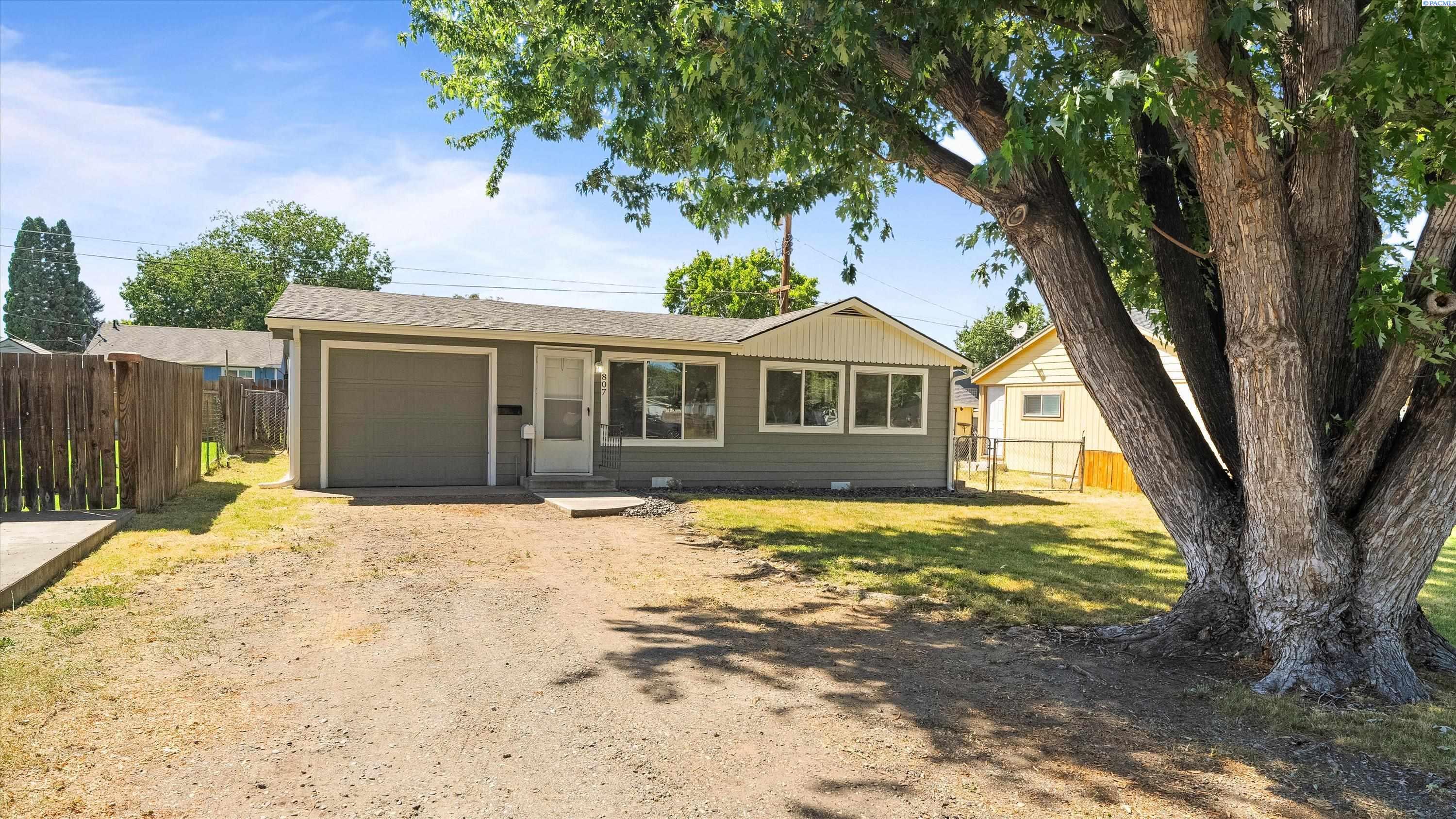 Property Photo: 807 Snow Ave WA 99352