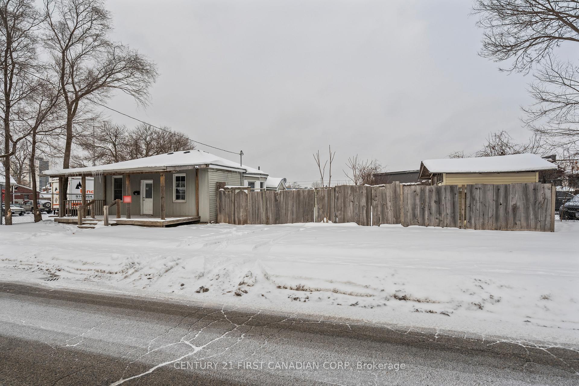 Property Photo:  576 Horton Street E  ON N6B 1M7 