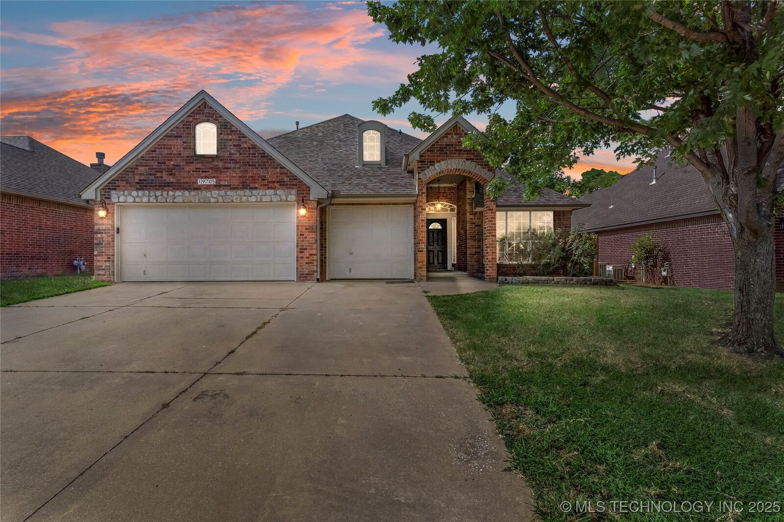 Property Photo:  19705 E 50th Street S  OK 74014 