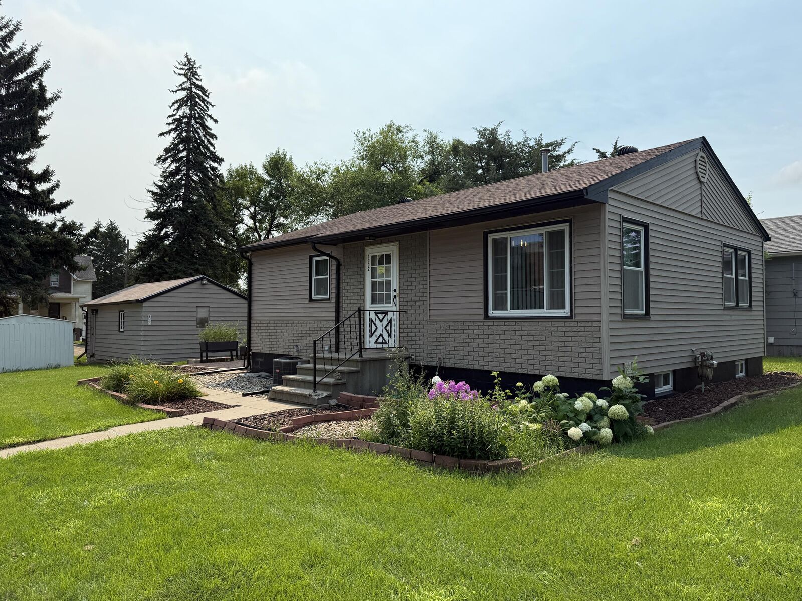 Property Photo:  1002 SE 7th Ave  SD 57401 