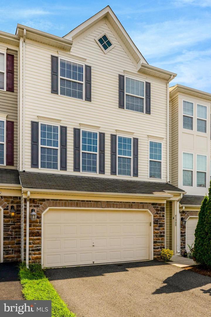 Property Photo: 41900 Diamondleaf Terrace VA 20105