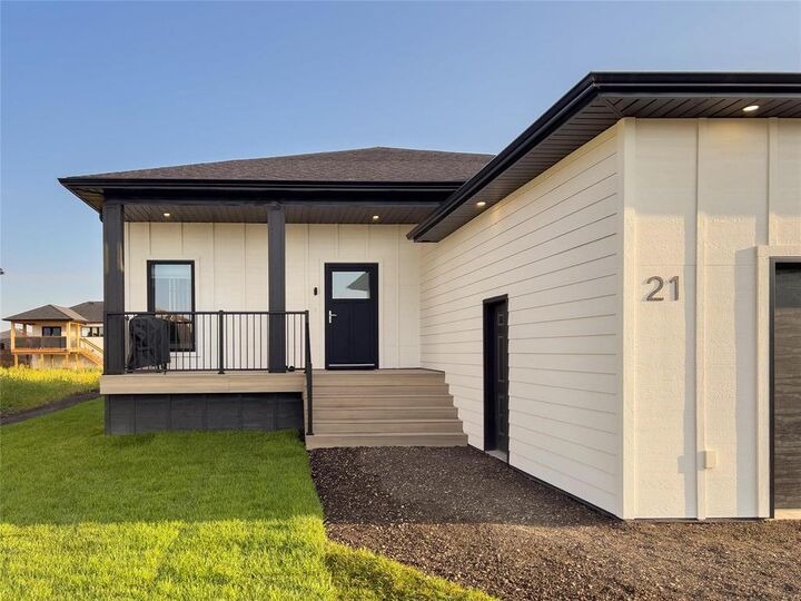 Property Photo: 21 Parkside Crescent MB R5G 2X3