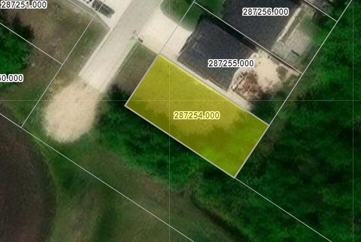 Property Photo:  2 Pearson Parkway  MB R1A 1H6 