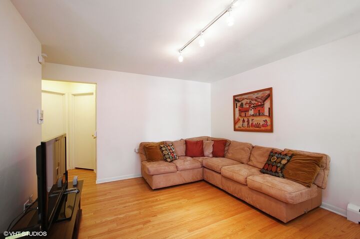 Property Photo:  4056 N California Avenue 1B  IL 60618 