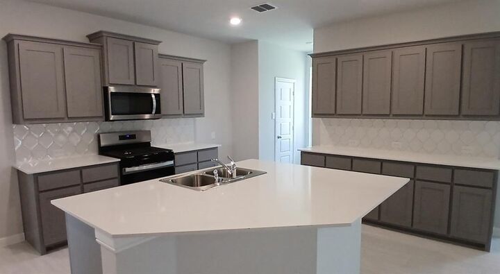 Property Photo: 505 Pendleton Avenue TX 76059