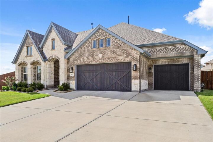 Property Photo:  933 Homestead Drive  TX 75115 