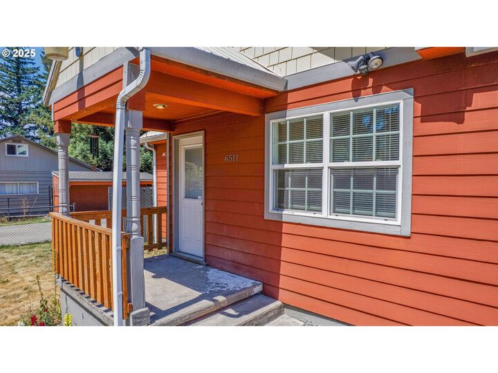 Property Photo:  6511 SE Needham St A  OR 97222 