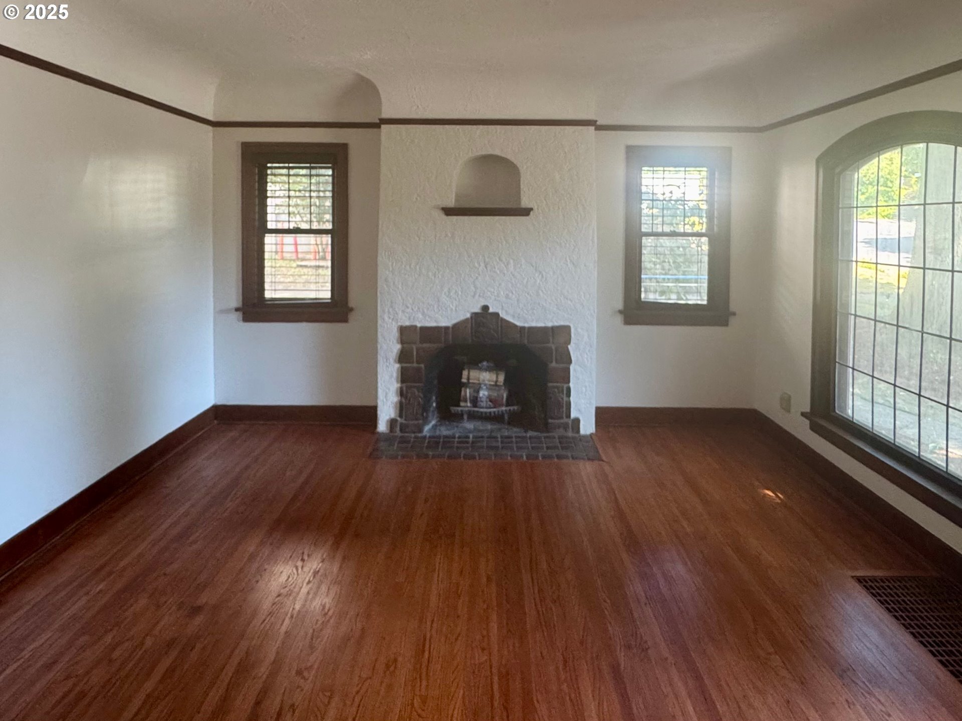 Property Photo: 323 NE 47th Ave OR 97213