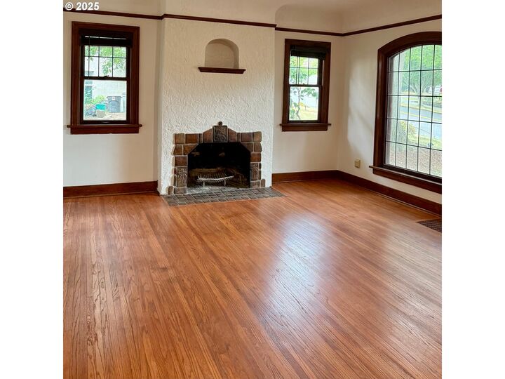 Property Photo:  323 NE 47th Ave  OR 97213 