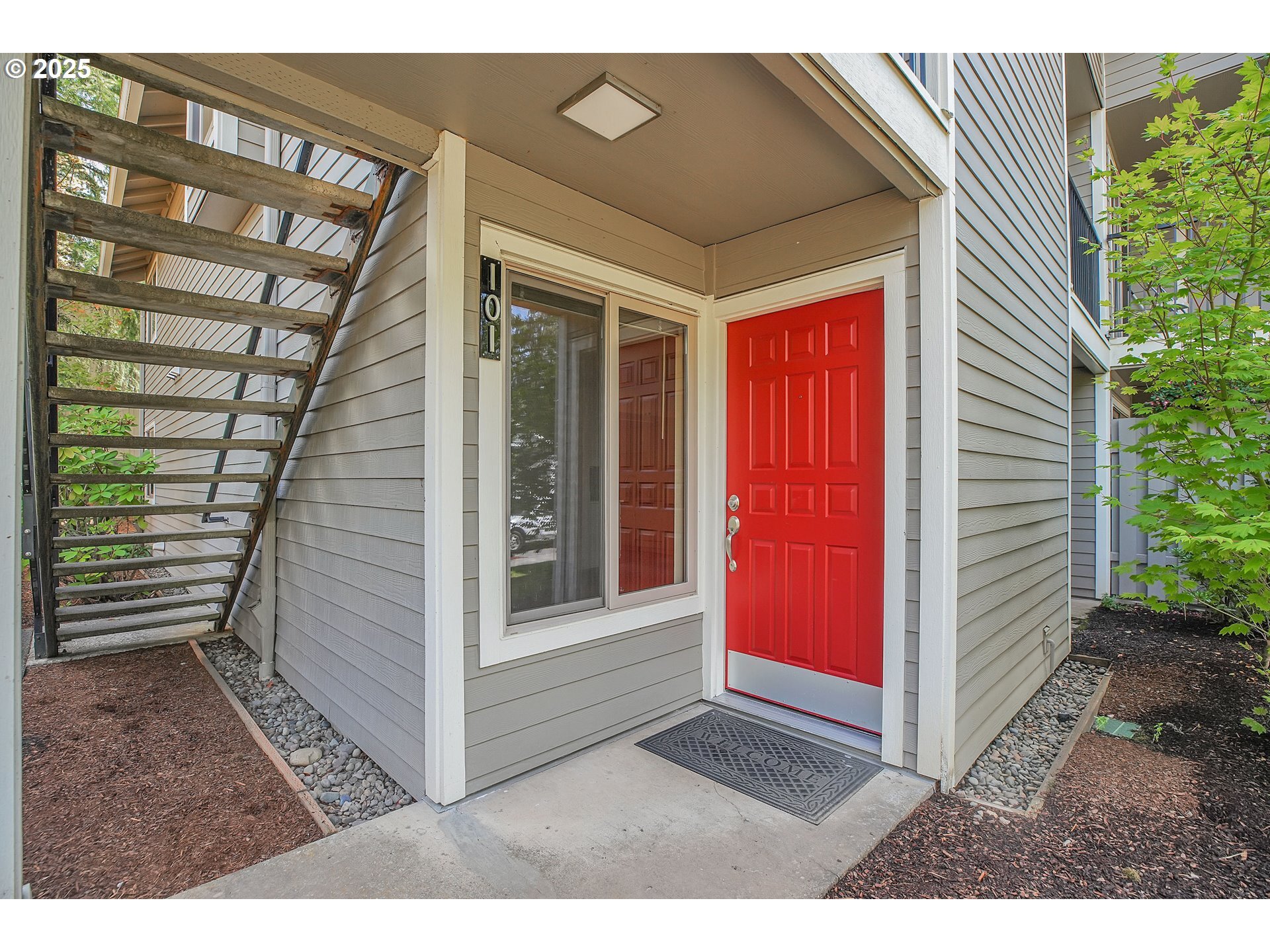 Property Photo: 86 Kingsgate Rd F101 OR 97035