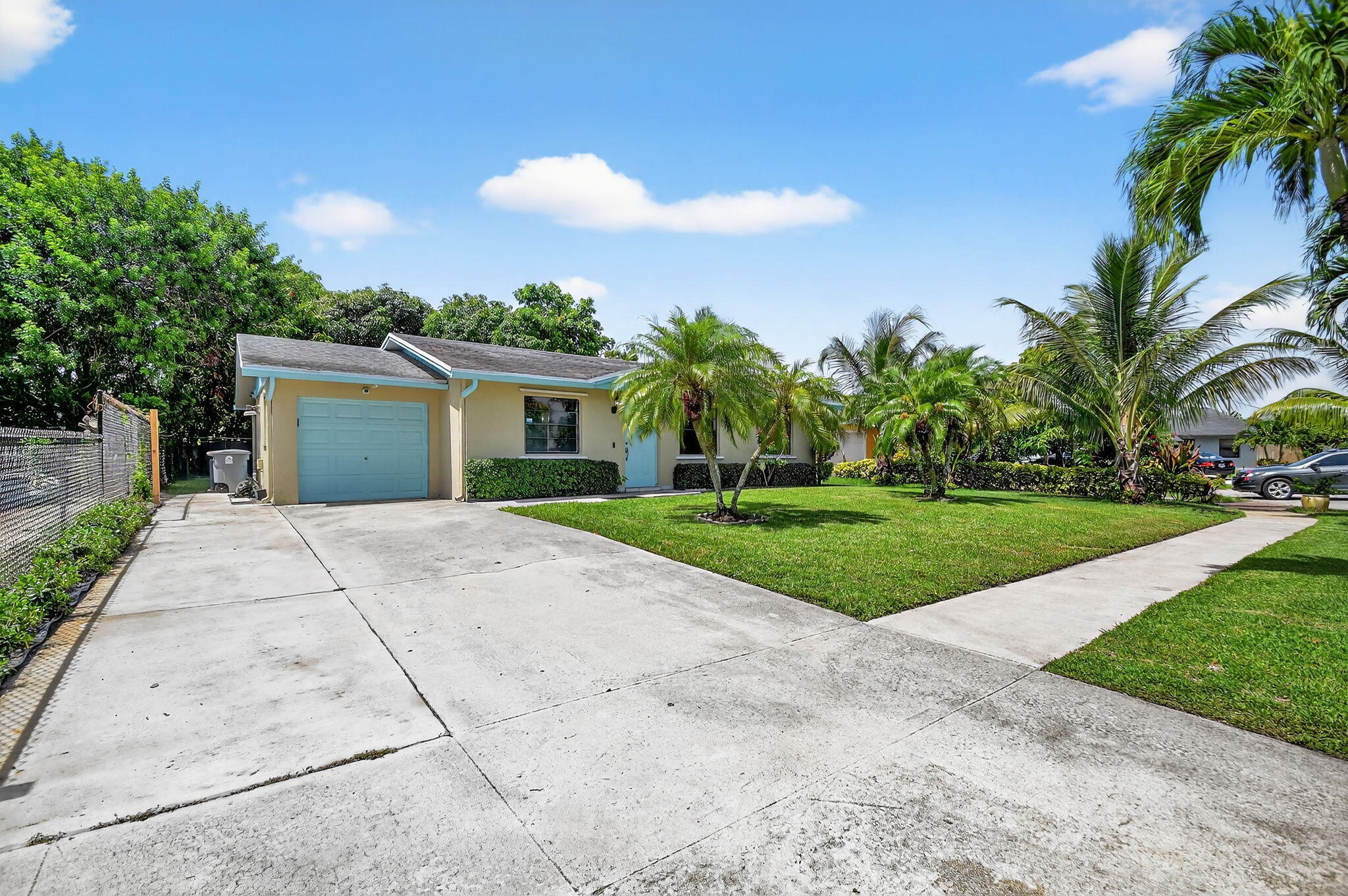 Property Photo: 1286 W Frangipani Circle FL 33462