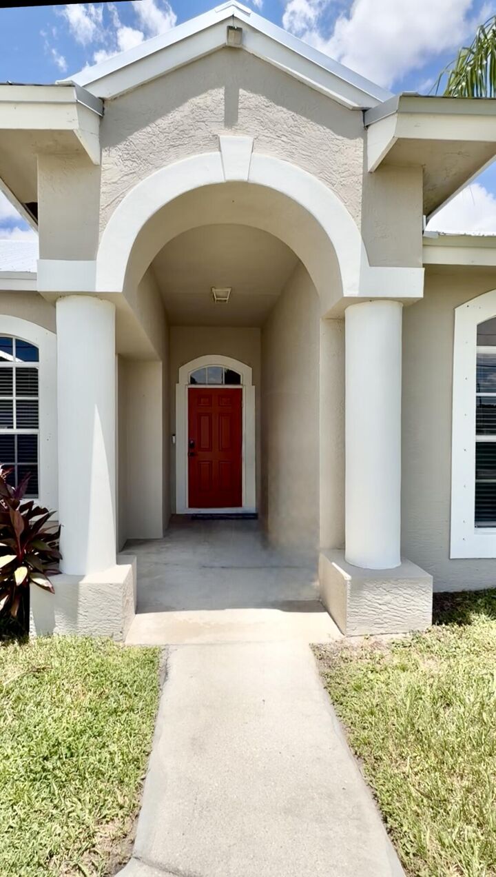 Property Photo: 1561 SW Gadsan Avenue FL 34953