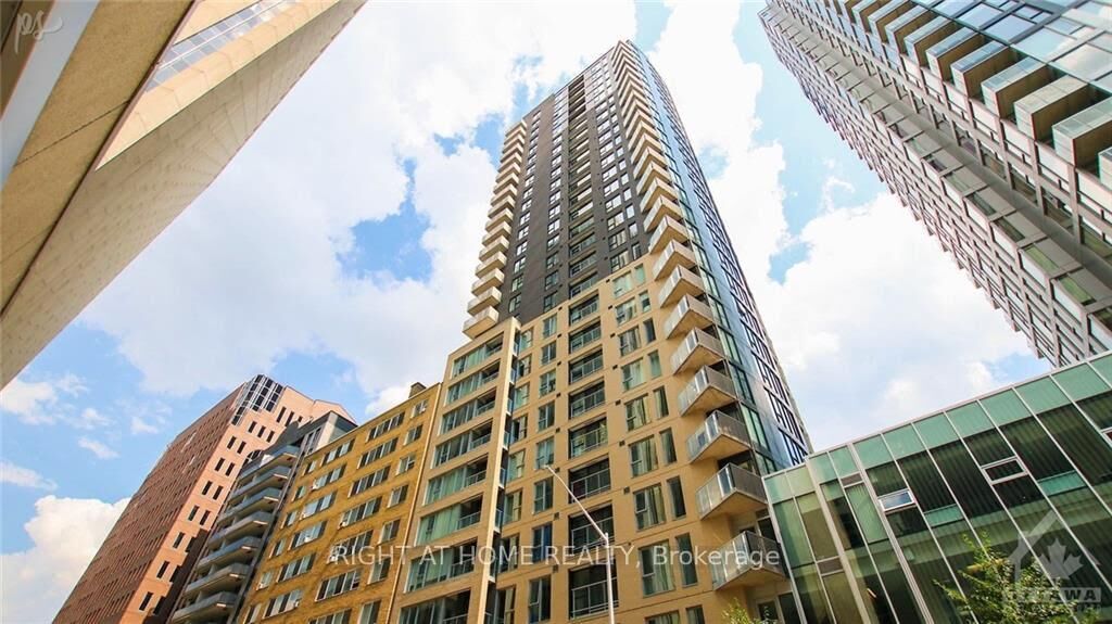 Property Photo: 40 Nepean Street 2306 ON K2P 0X5
