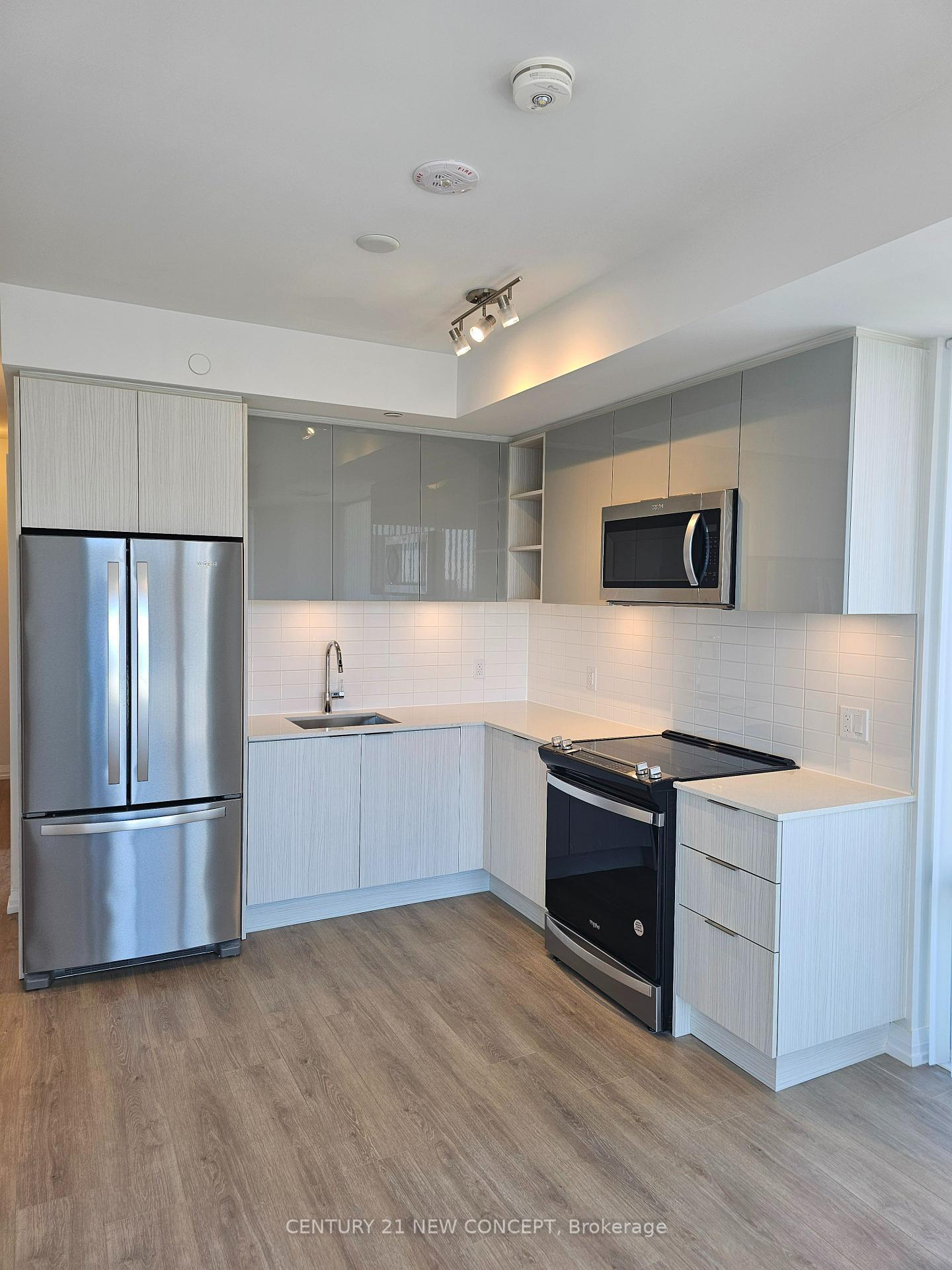 Property Photo: 25 Holly Street 2803 ON M4S 0E3