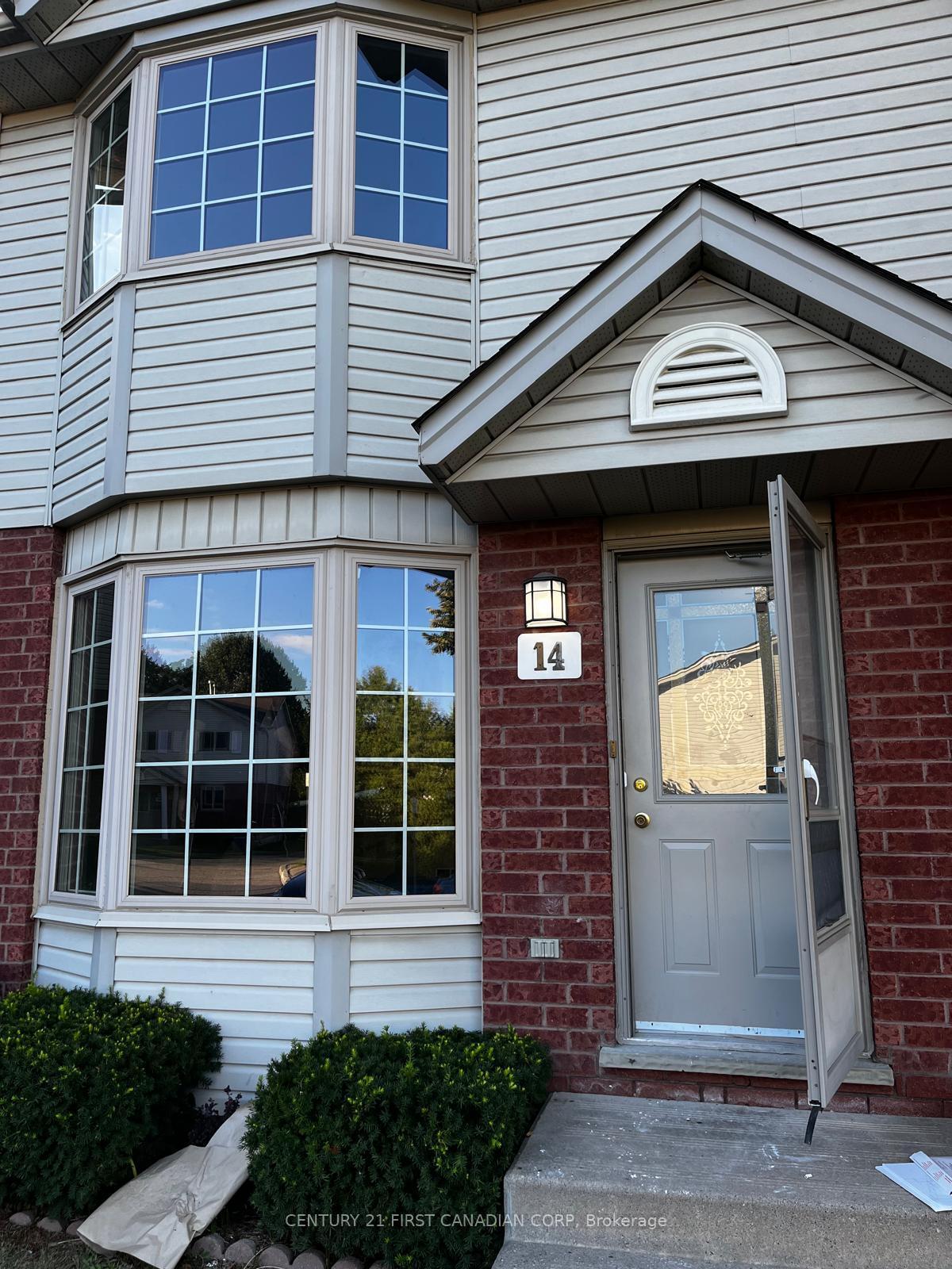 Property Photo:  70 Chapman Court 14  ON N6G 4Z4 