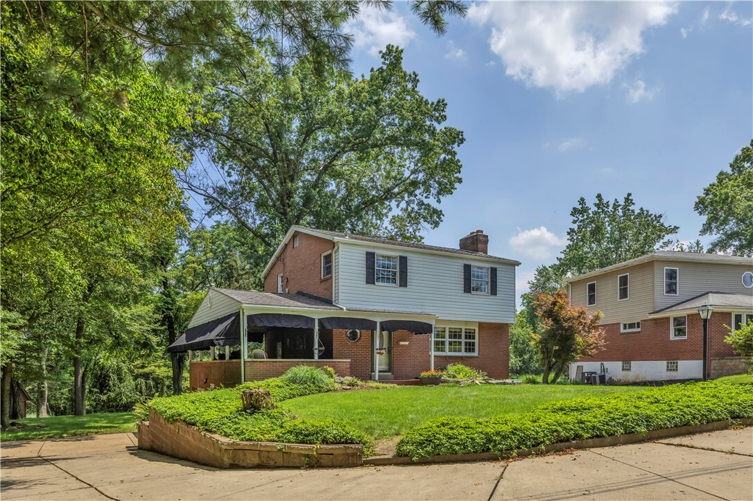 Property Photo:  566 Saint Clair Dr  PA 15147 