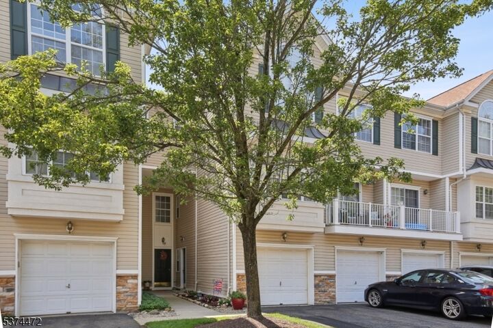 Property Photo:  64 Lakeview Ct  NJ 07442 