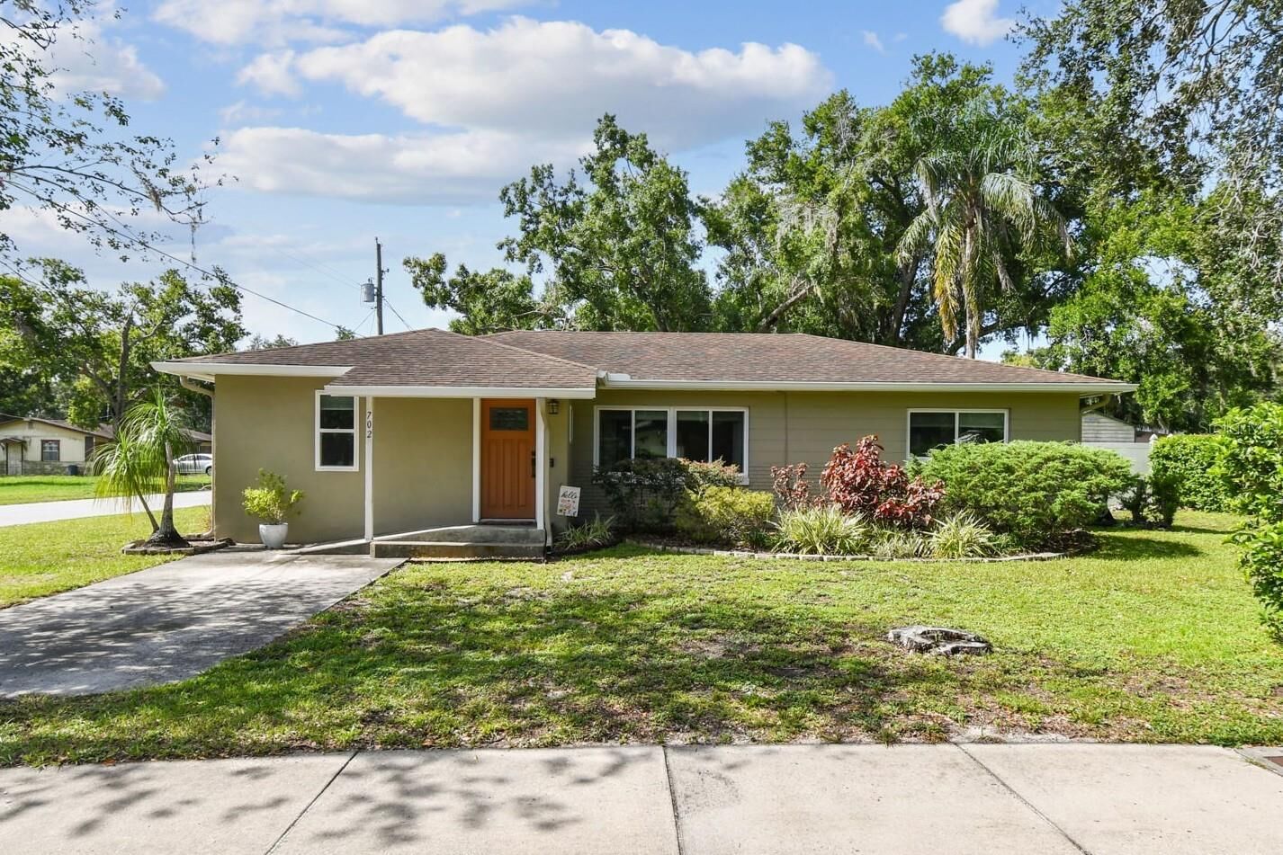 Property Photo:  702 W Country Club Drive  FL 33612 