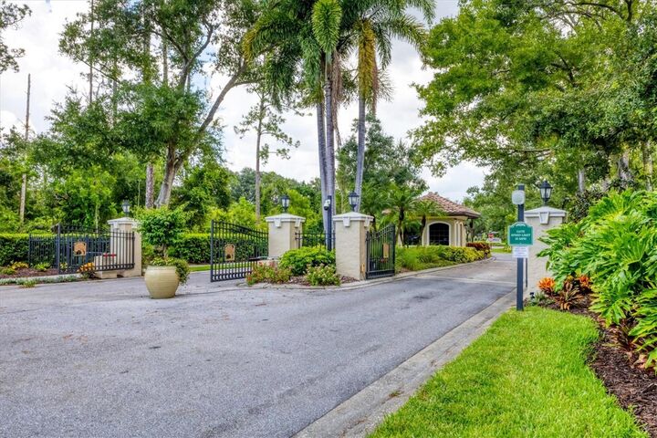 Property Photo: 5037 Willow Leaf Way FL 34241