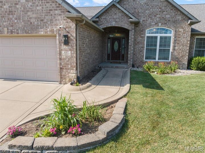 Property Photo: 437 Marbleton Circle IL 62269