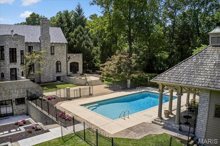 Property Photo:  33 Dromara Road  MO 63124 