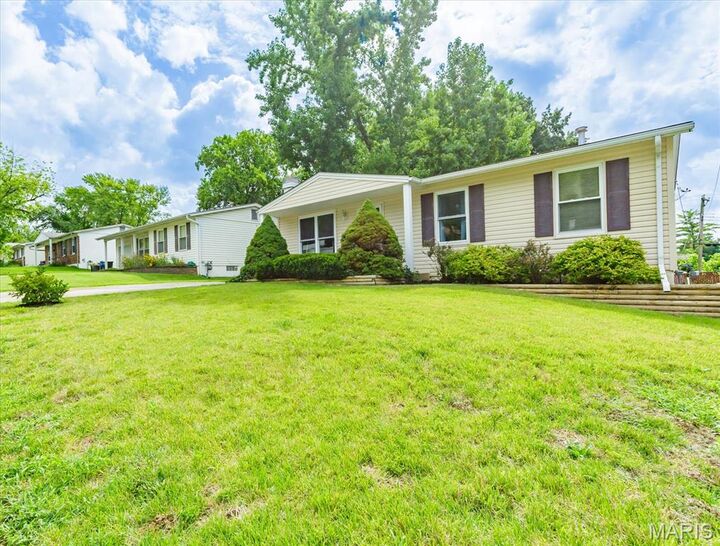 Property Photo: 5407 Ville Rosa Lane MO 63042