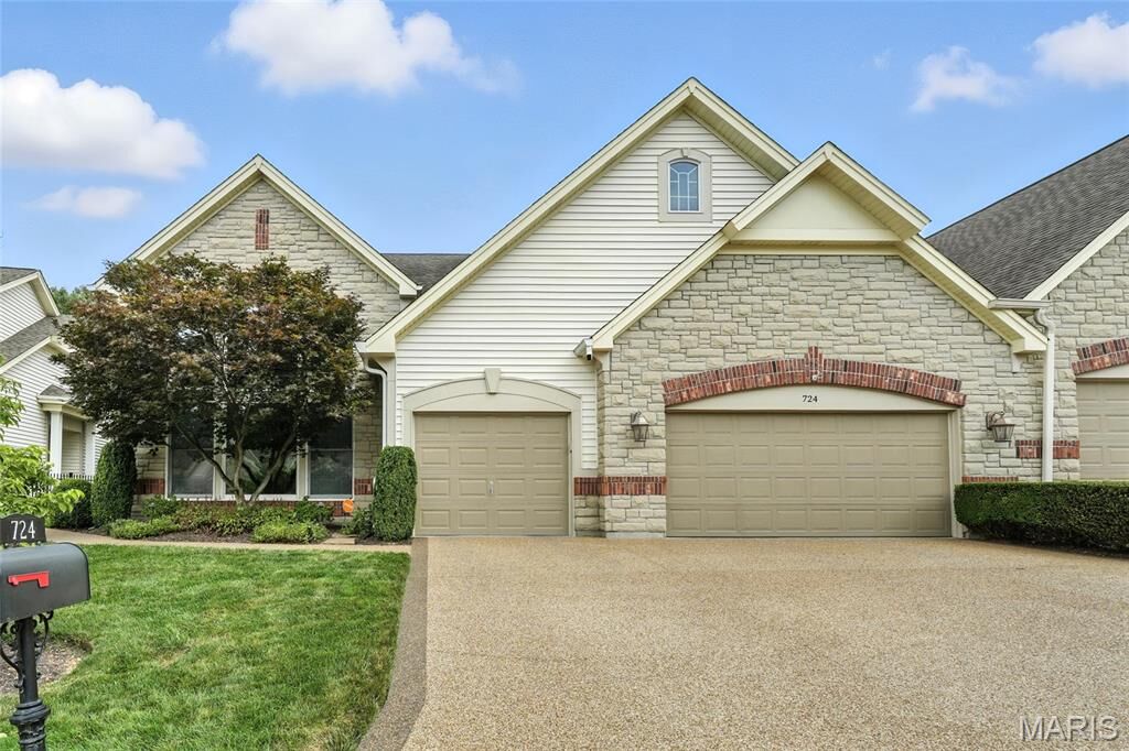 Property Photo:  724 Stonebluff Court  MO 63005 