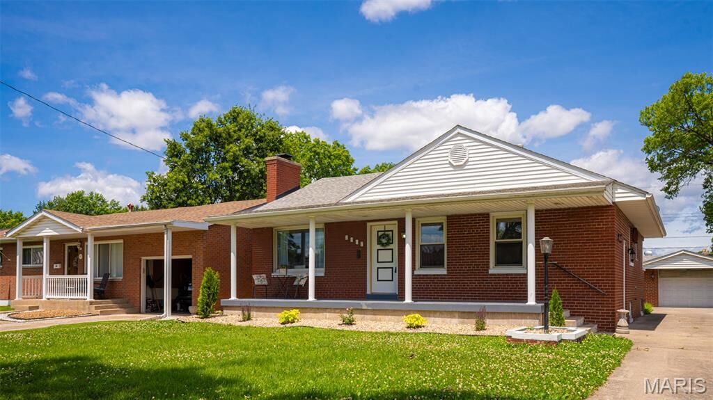 Property Photo:  2917 Grand Avenue  IL 62040 