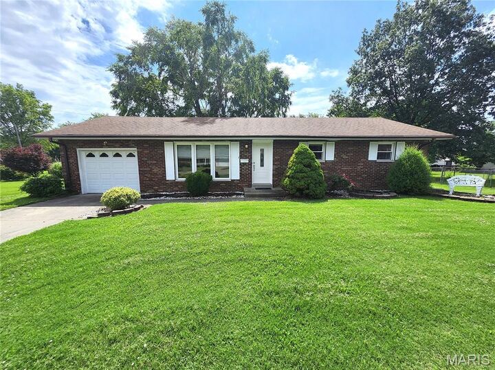 Property Photo:  7 Robin Court  IL 62040 