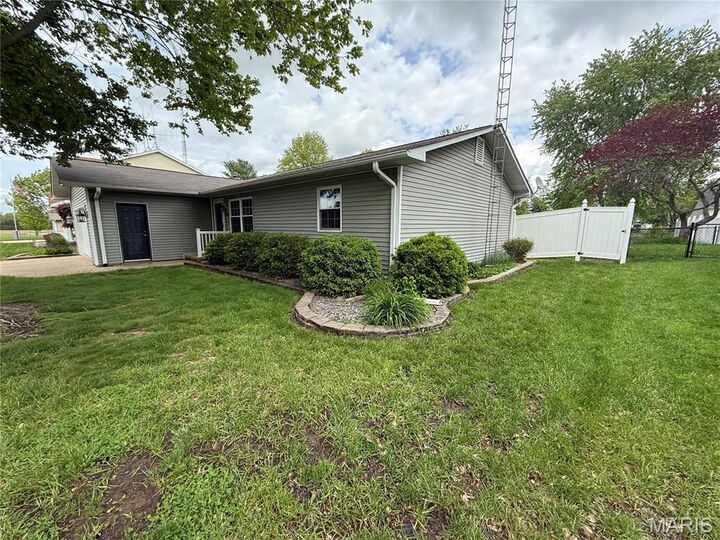 Property Photo:  710 Ash Street  IL 62246