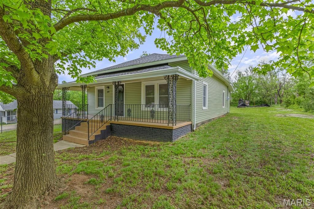 Property Photo:  300 Lewis Street  MO 63601 