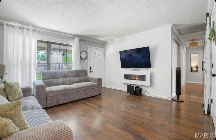 Property Photo:  8 Alandale Court  MO 63031 