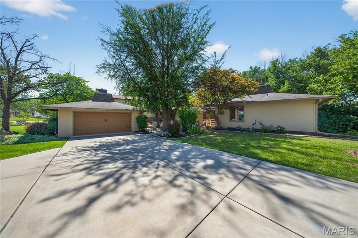 93 Rue Grand Drive  Lake St Louis MO 63367 photo