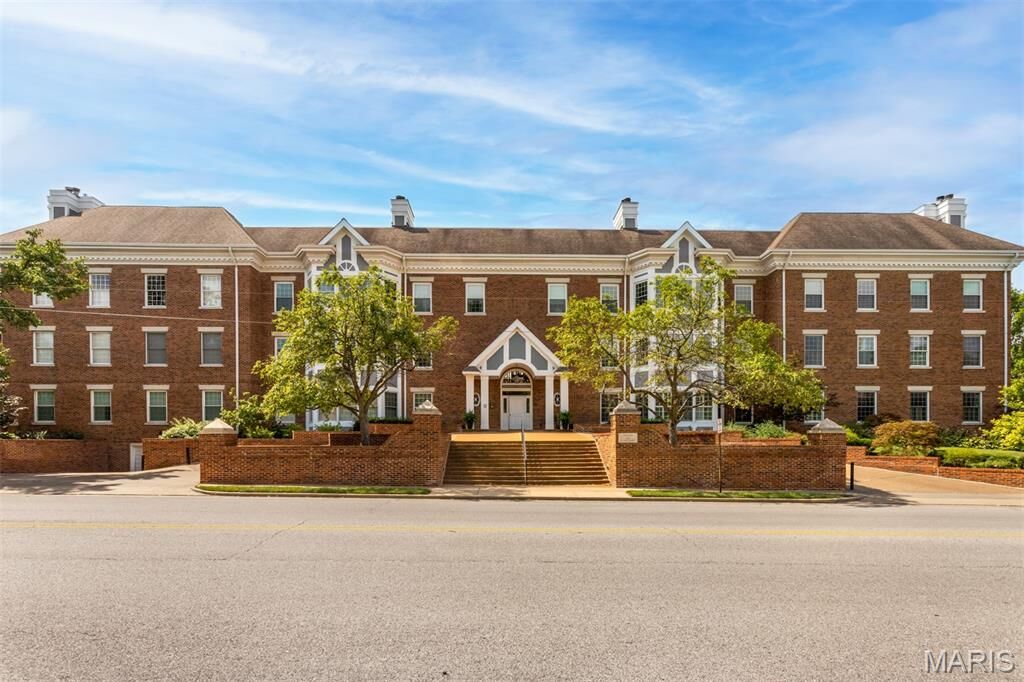 Property Photo:  440 E Lockwood Avenue 104  MO 63119 