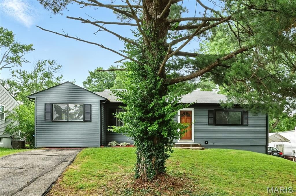 Property Photo:  1005 Edgehill Drive  MO 63135 