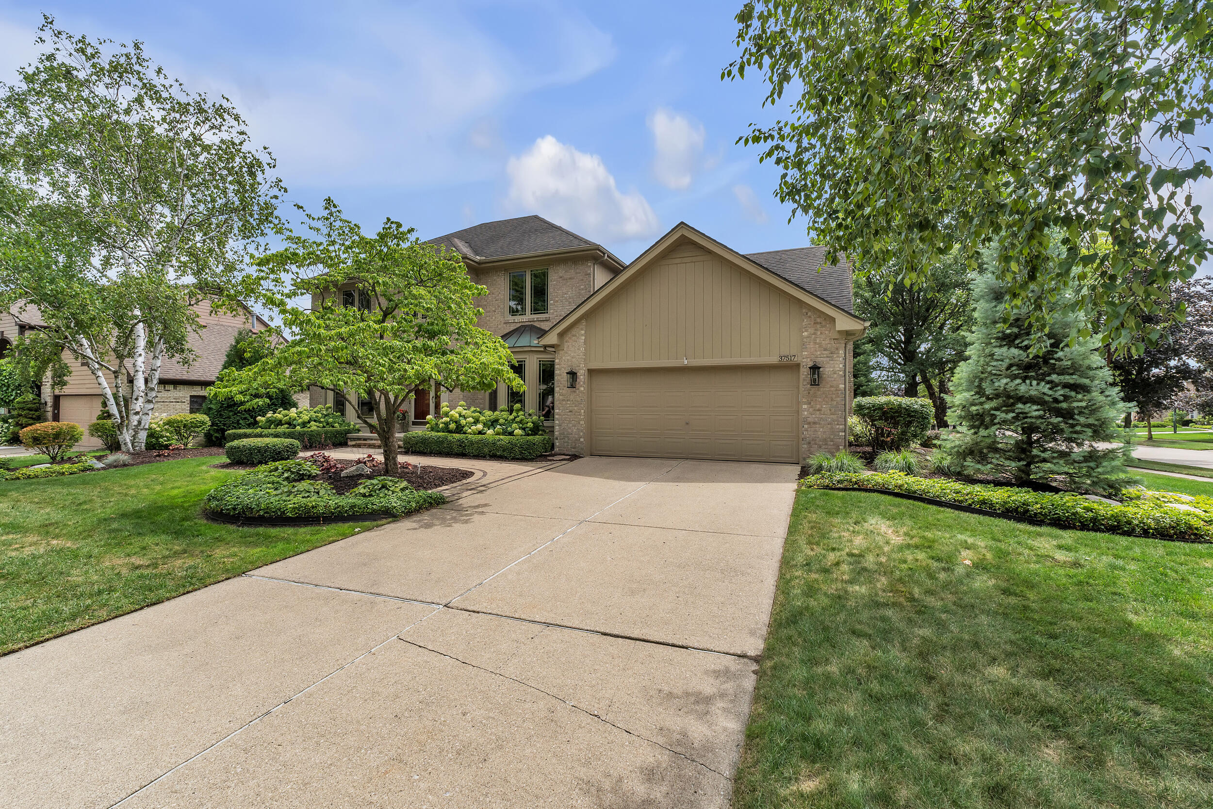 Property Photo: 37517 Kingsburn Drive MI 48152