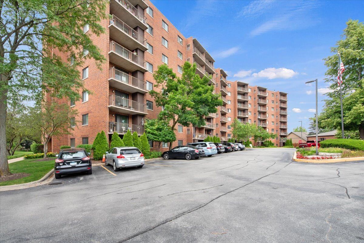 Property Photo: 1 Bloomingdale Place 608 IL 60108