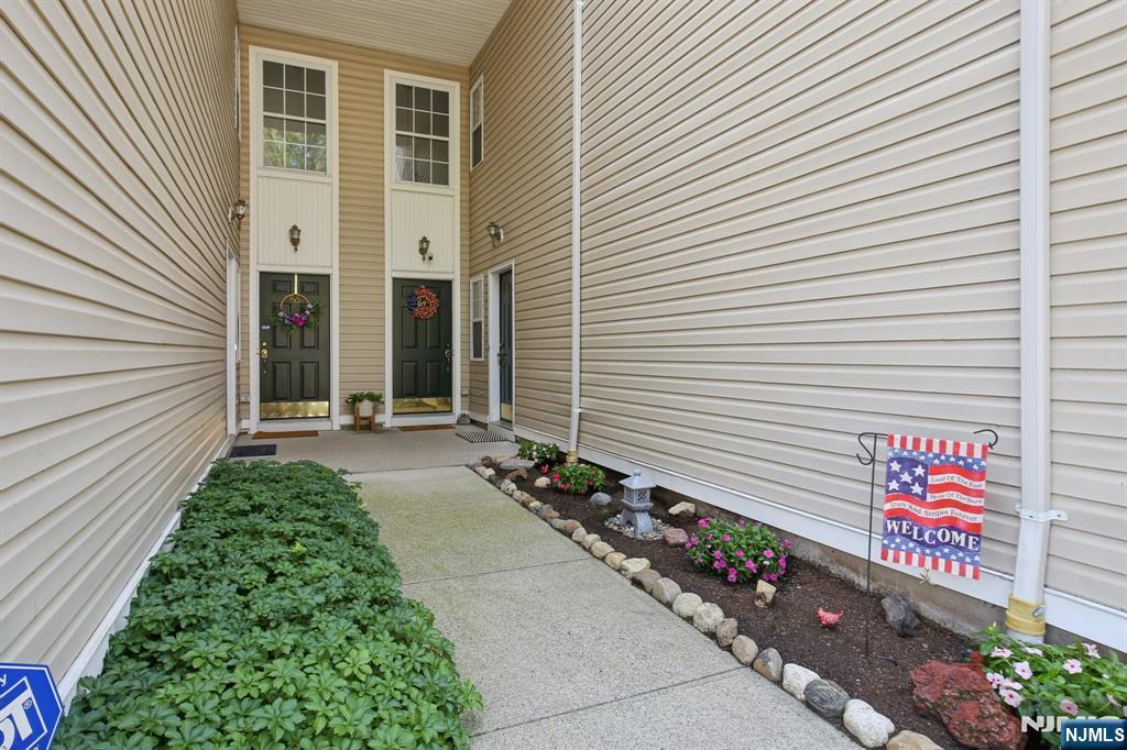 Property Photo:  64 Lakeview Court  NJ 07442 