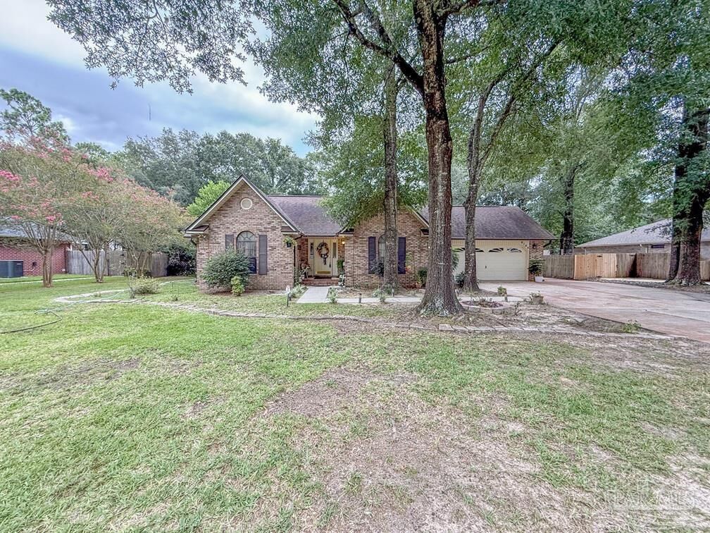 Property Photo: 6108 Arnies Way FL 32570