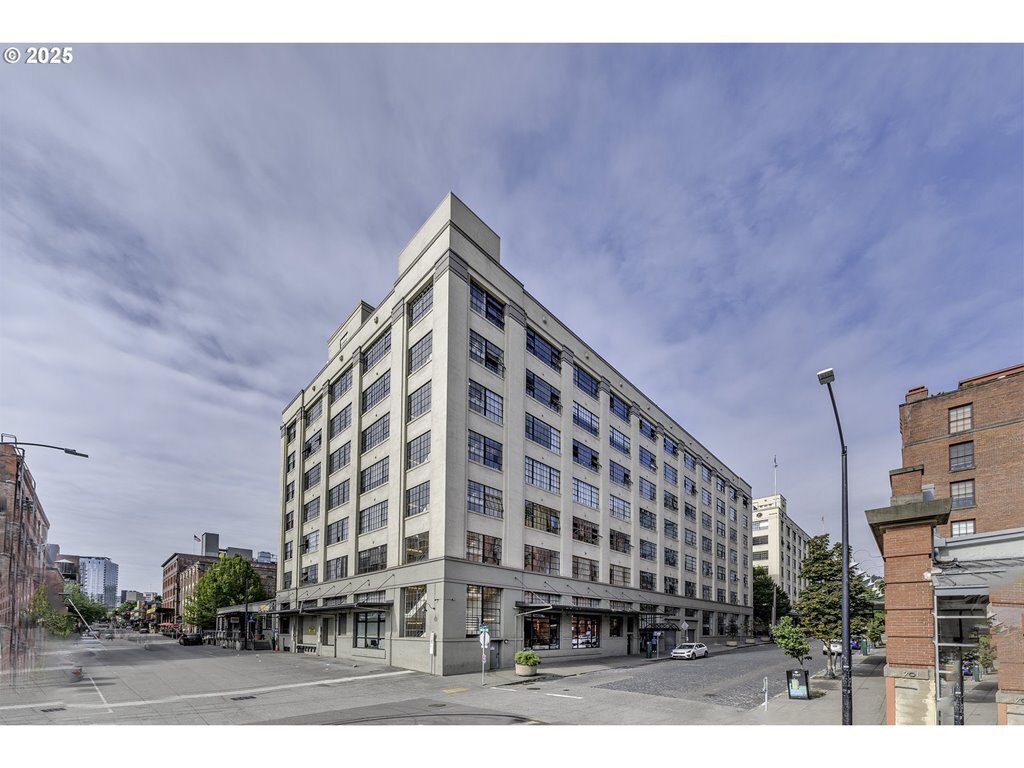 1314 NW Irving St 504  Portland OR 97209 photo