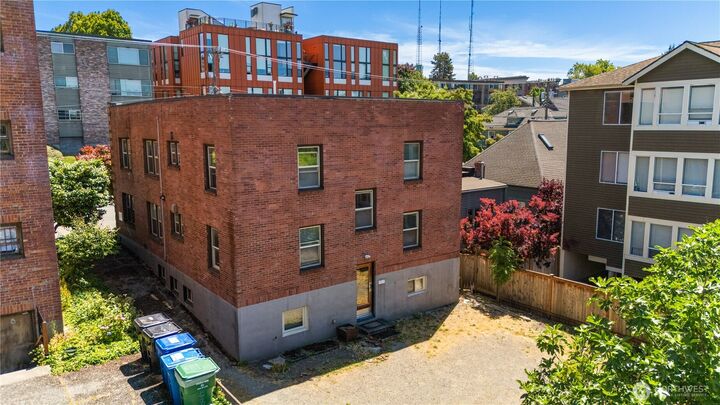 Property Photo: 311 12th Avenue E WA 98102