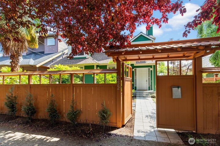 Property Photo: 6222 37th Avenue NE WA 98115