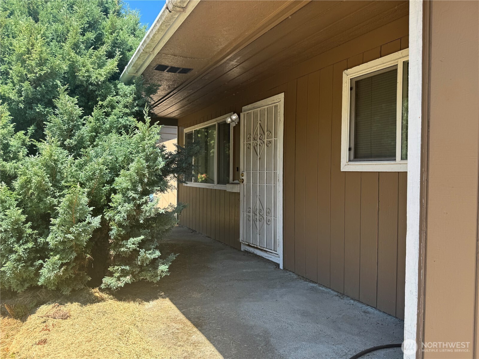Property Photo: 1114 N 1st Avenue WA 98632