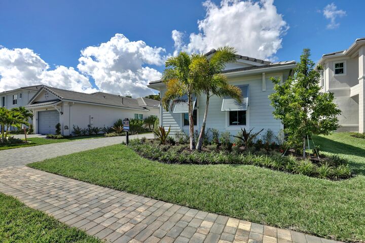 Property Photo: 219 SE Calmo Circle FL 34984