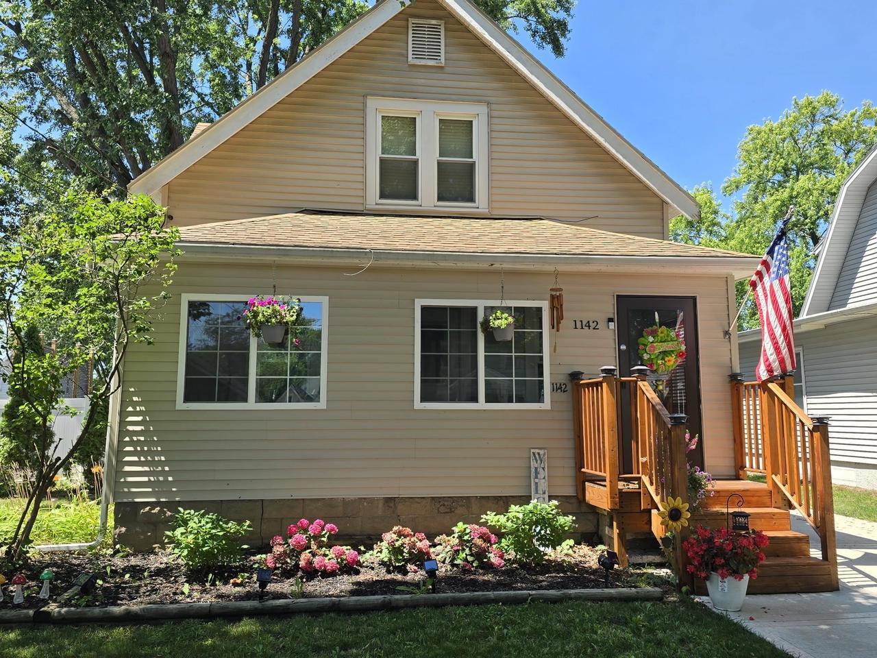 Property Photo:  1142 Hackett Street  WI 53511 