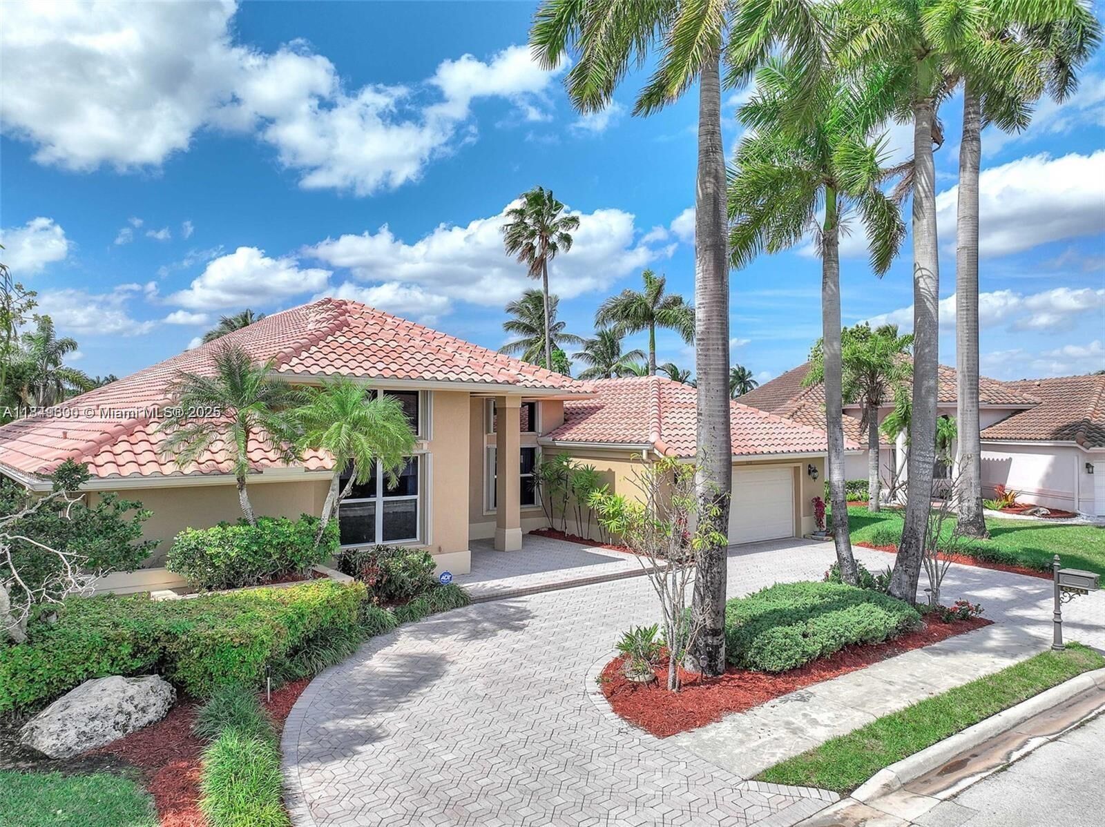 Property Photo:  620 W Laurel Ln W  FL 33027 
