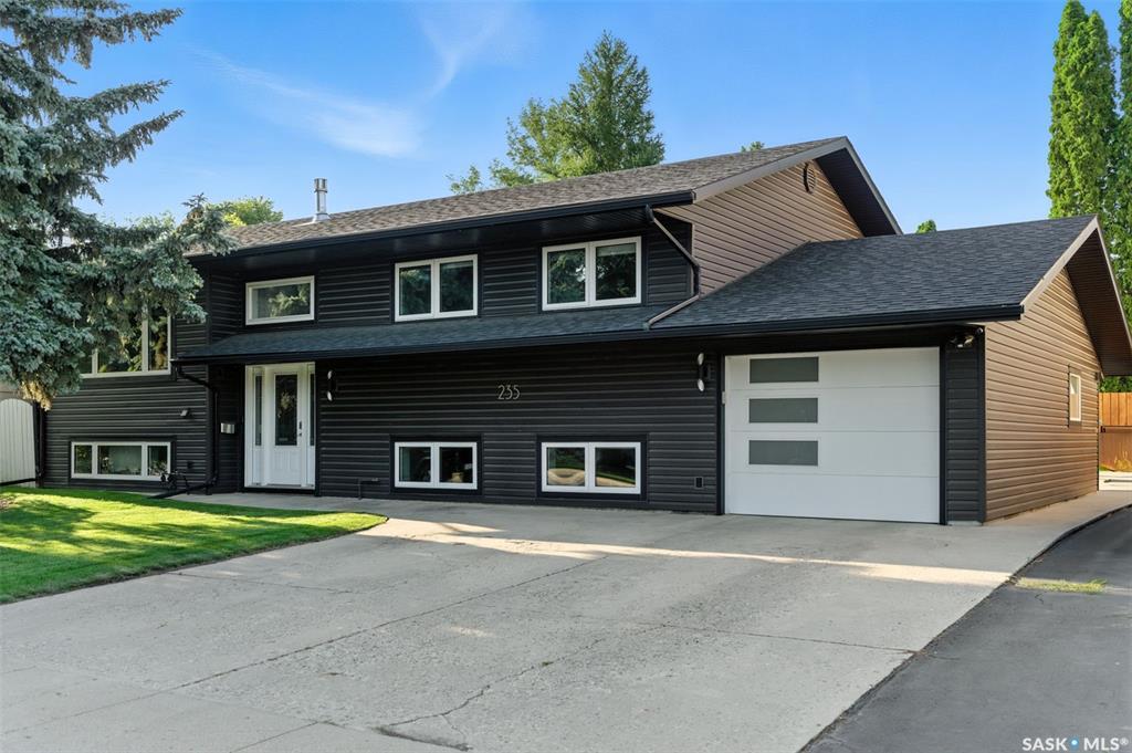 Property Photo: 235 Willoughby Crescent SK S7H 4W6