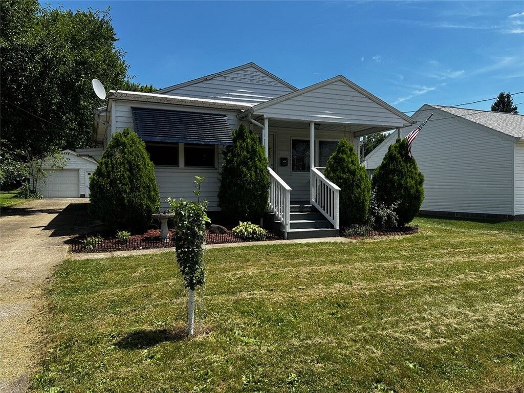 Property Photo:  1406 N Mercer St  PA 16101