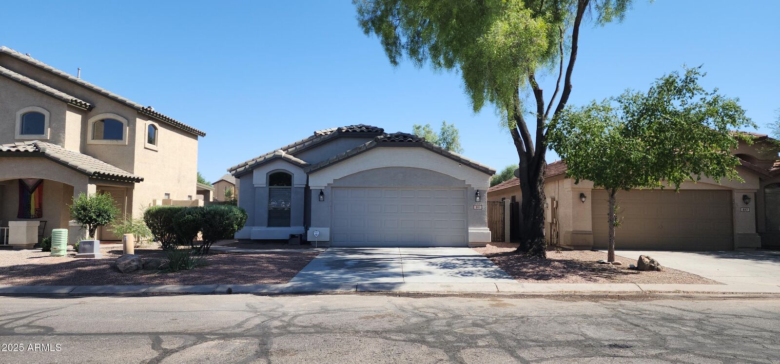 Property Photo:  911 E Lovegrass Drive  AZ 85143 