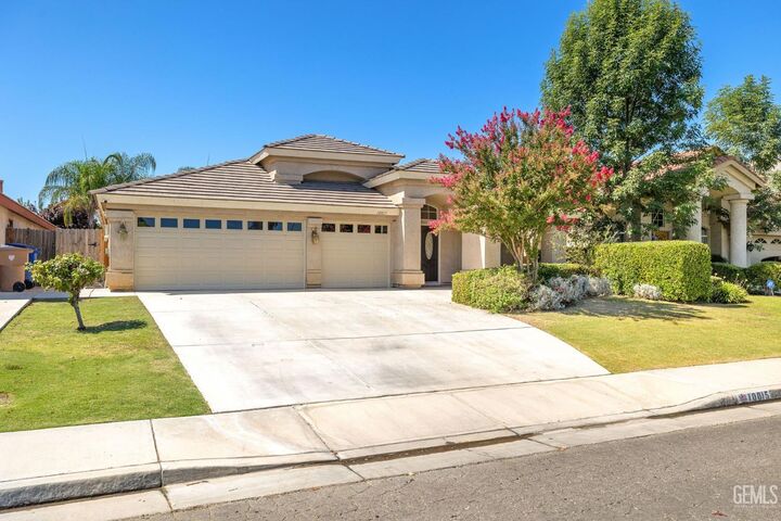 Property Photo: 10015 Saint Albans Avenue CA 93311
